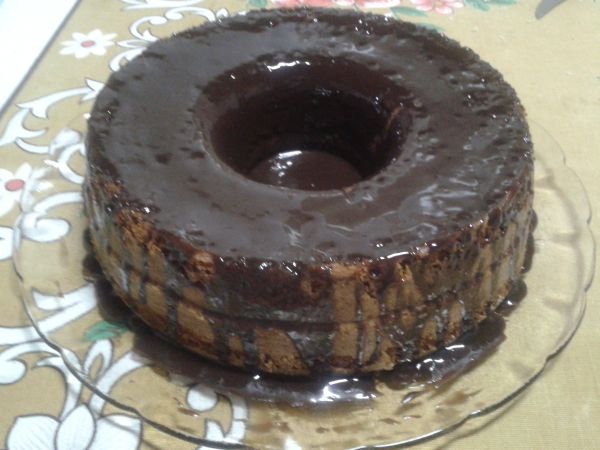 BOLO DE CENOURA COM COBERTURA DE CHOCOLATE